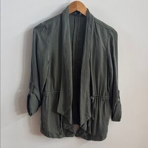 🌿 Reitmans Green Utility Jacket – 100% Lyocell
Size 8